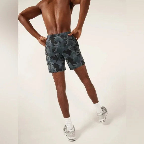 NWT Chubbies Men’s The Camo Glows 7” Performance Shorts in Black/Grey Camo in S - Picture 3 of 7